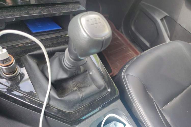 Used Wuling Hongguang PLUS 2019 1.5T Manual Luxury 7-Seater Gear Lever