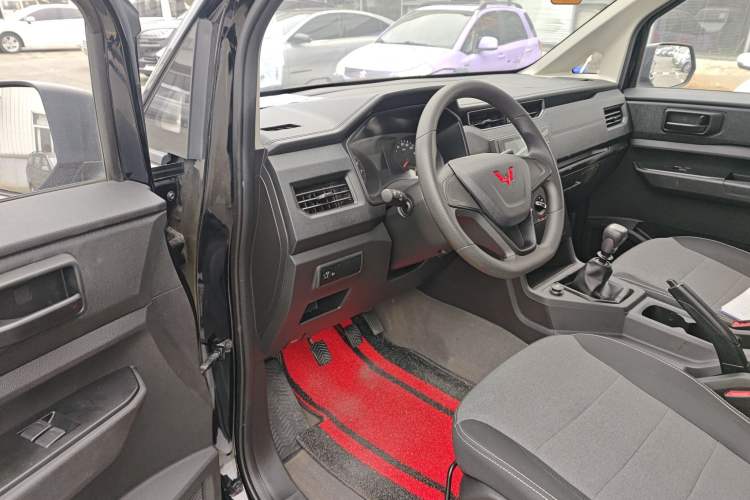 Used Wuling Hongguang PLUS 2019 1.5T Manual Standard Edition 5 Seats Interior 3