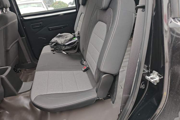 Used Wuling Hongguang PLUS 2019 1.5T Manual Standard Edition 5 Seats Interior 4