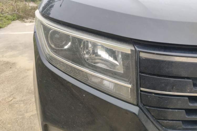 Used Wuling Hongguang PLUS 2019 1.5T Manual Luxury 7-Seater Right Front Headlight