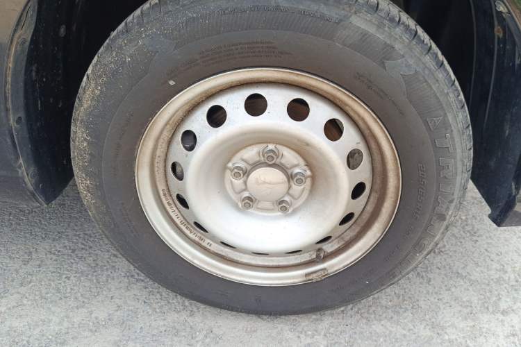 Used Wuling Hongguang PLUS 2019 1.5T Manual Standard Edition 5 Seats Right Front Wheel Hub