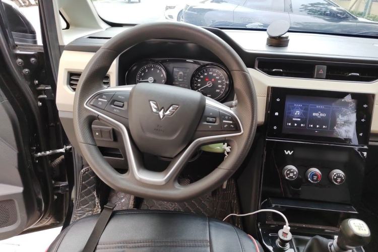 Used Wuling Hongguang PLUS 2019 1.5T Manual Luxury 7-Seater Steering Wheel
