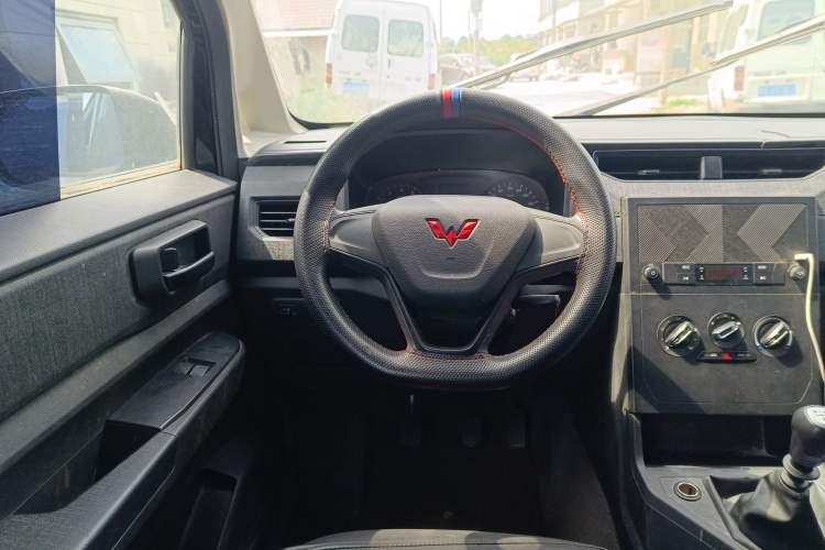 Used Wuling Hongguang PLUS 2019 1.5T Manual Standard Edition 5 Seats Steering Wheel