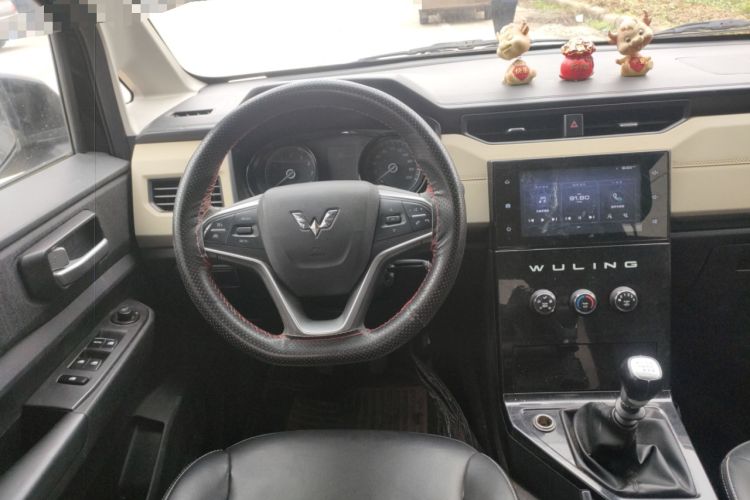 Used Wuling Hongguang PLUS 2019 1.5T Manual Luxury 7-Seater Steering Wheel