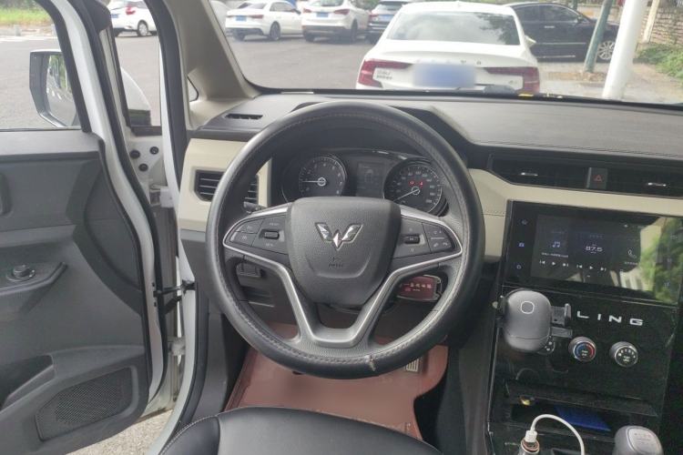 Used Wuling Hongguang PLUS 2019 1.5T Manual Luxury 7-Seater Steering Wheel