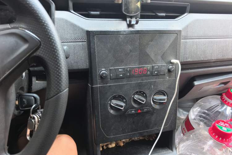 Used Wuling Hongguang PLUS 2019 1.5T Manual Standard Version 7 Seats Audio And AC Panel