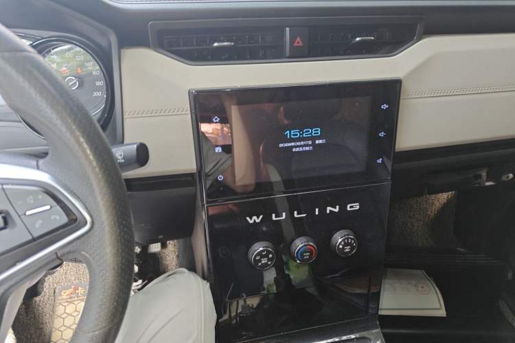 Used Wuling Hongguang PLUS 2019 1.5T Manual Luxury 7-Seater Audio And AC Panel