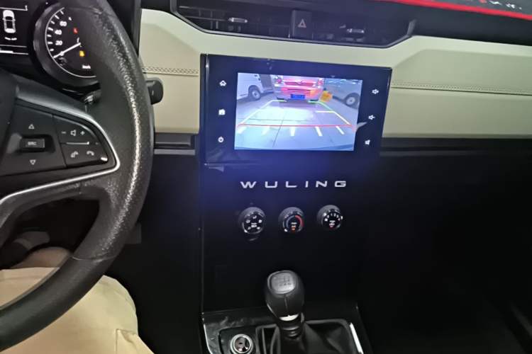 Used Wuling Hongguang PLUS 2019 1.5T Manual Luxury 7-Seater Audio And AC Panel
