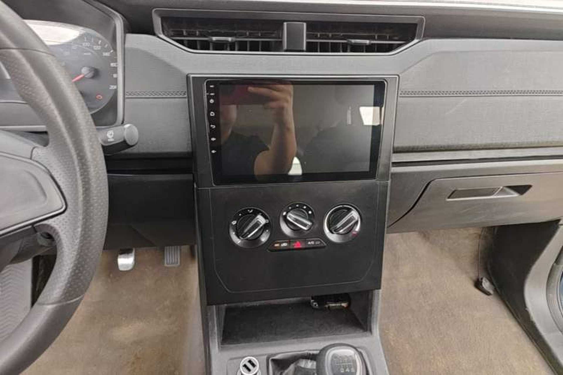 Used Wuling Hongguang PLUS 2019 1.5T Manual Standard Version 7 Seats Audio And AC Panel