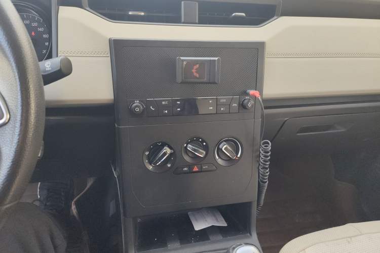 Used Wuling Hongguang PLUS 2019 1.5T Manual Comfort Version 7 Seats Audio And AC Panel