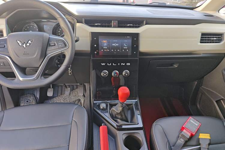 Used Wuling Hongguang PLUS 2019 1.5T Manual Luxury 7-Seater Audio And AC Panel