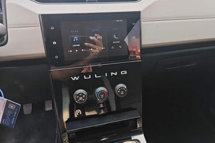 Used Wuling Hongguang PLUS 2019 1.5T Manual Luxury 7-Seater Audio And AC Panel