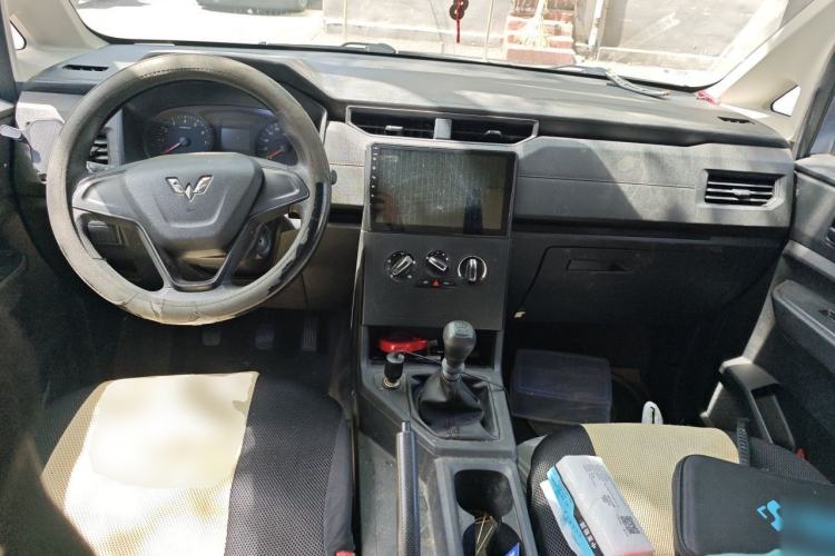 Used Wuling Hongguang PLUS 2019 1.5T Manual Standard Version 7 Seats Center Console