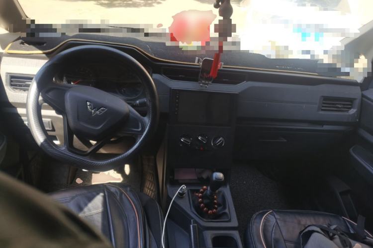 Used Wuling Hongguang PLUS 2019 1.5T Manual Standard Edition 5 Seats Center Console