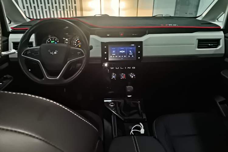 Used Wuling Hongguang PLUS 2019 1.5T Manual Luxury 7-Seater Center Console