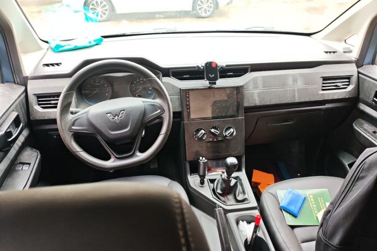 Used Wuling Hongguang PLUS 2019 1.5T Manual Standard Version 7 Seats Center Console