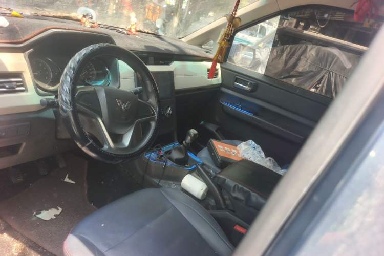 Used Wuling Hongguang PLUS 2019 1.5T Manual Comfort Version 7 Seats Center Console