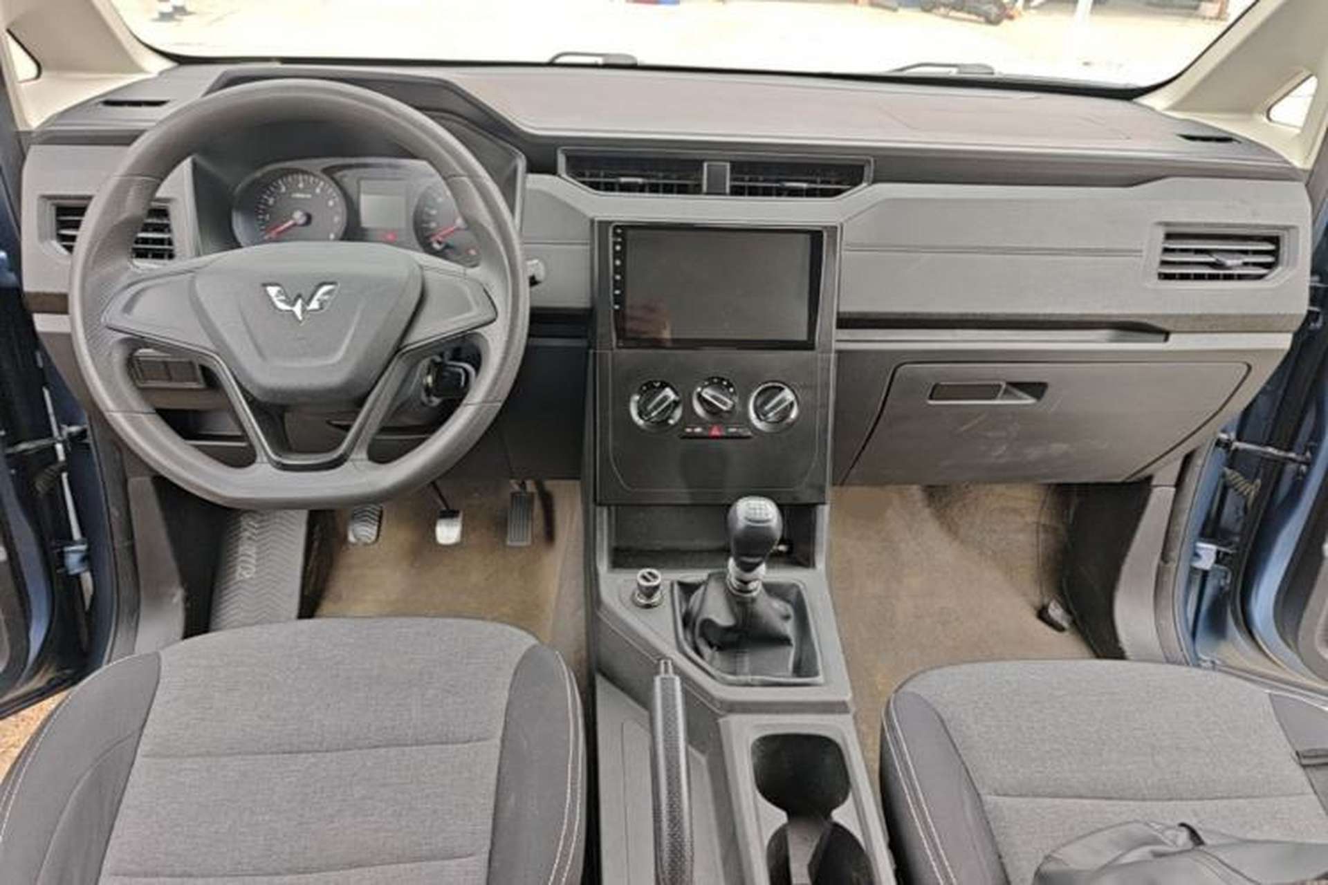 Used Wuling Hongguang PLUS 2019 1.5T Manual Standard Version 7 Seats Center Console