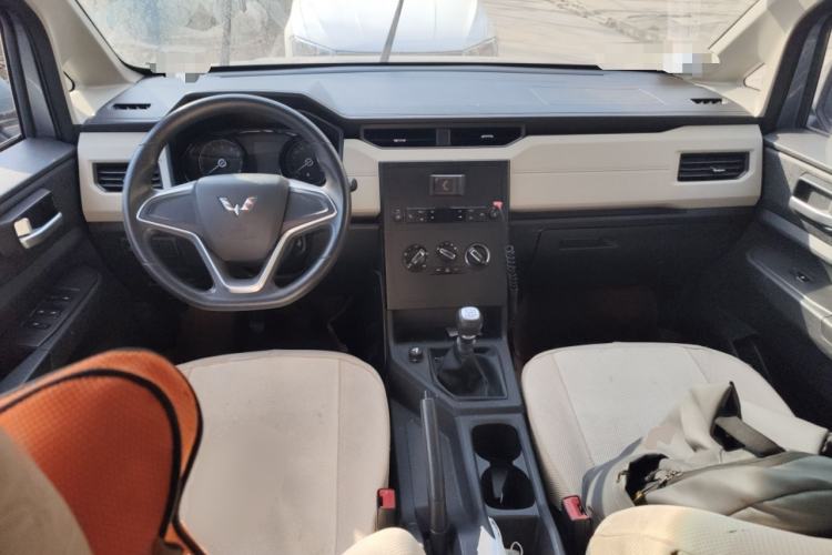 Used Wuling Hongguang PLUS 2019 1.5T Manual Comfort Version 7 Seats Center Console