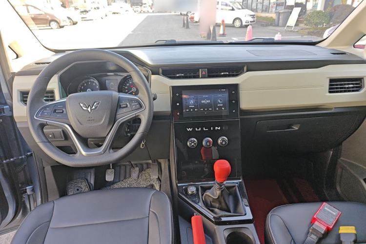 Used Wuling Hongguang PLUS 2019 1.5T Manual Luxury 7-Seater Center Console