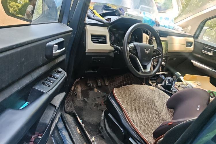 Used Wuling Hongguang PLUS 2019 1.5T Manual Luxury 7-Seater Driver Seat