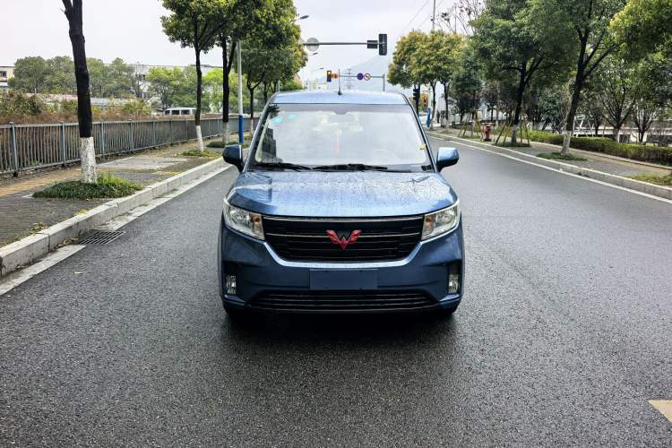 Used Wuling Hongguang PLUS 2019 1.5T Manual Comfort Version 7 Seats Exterior 2