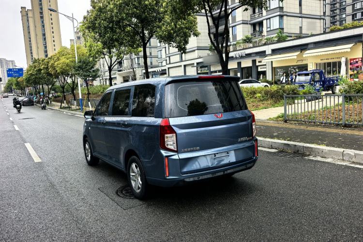 Used Wuling Hongguang PLUS 2019 1.5T Manual Comfort Version 7 Seats Exterior 4