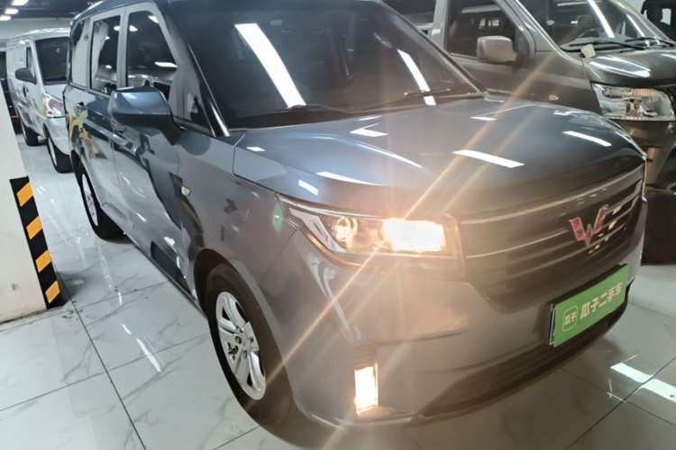 Used Wuling Hongguang PLUS 2019 1.5T Manual Luxury 7-Seater Front Right 45 Deg