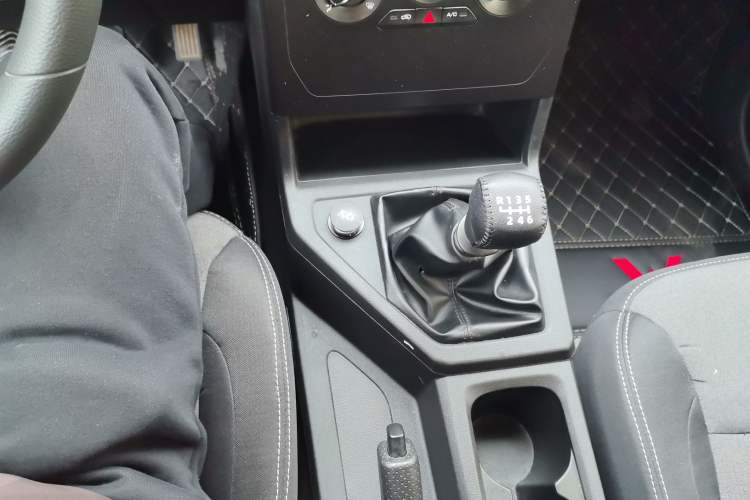 Used Wuling Hongguang PLUS 2019 1.5T Manual Comfort Version 7 Seats Gear Lever