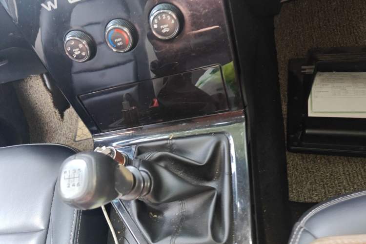 Used Wuling Hongguang PLUS 2019 1.5T Manual Luxury 7-Seater Gear Lever