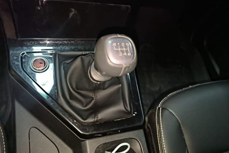 Used Wuling Hongguang PLUS 2019 1.5T Manual Luxury 7-Seater Gear Lever