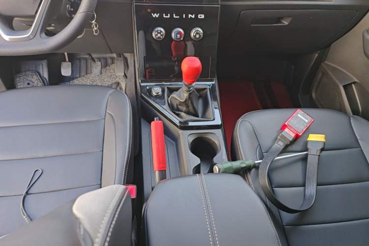 Used Wuling Hongguang PLUS 2019 1.5T Manual Luxury 7-Seater Gear Lever