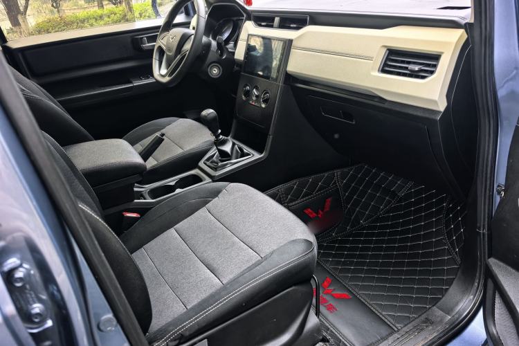 Used Wuling Hongguang PLUS 2019 1.5T Manual Comfort Version 7 Seats Interior 1