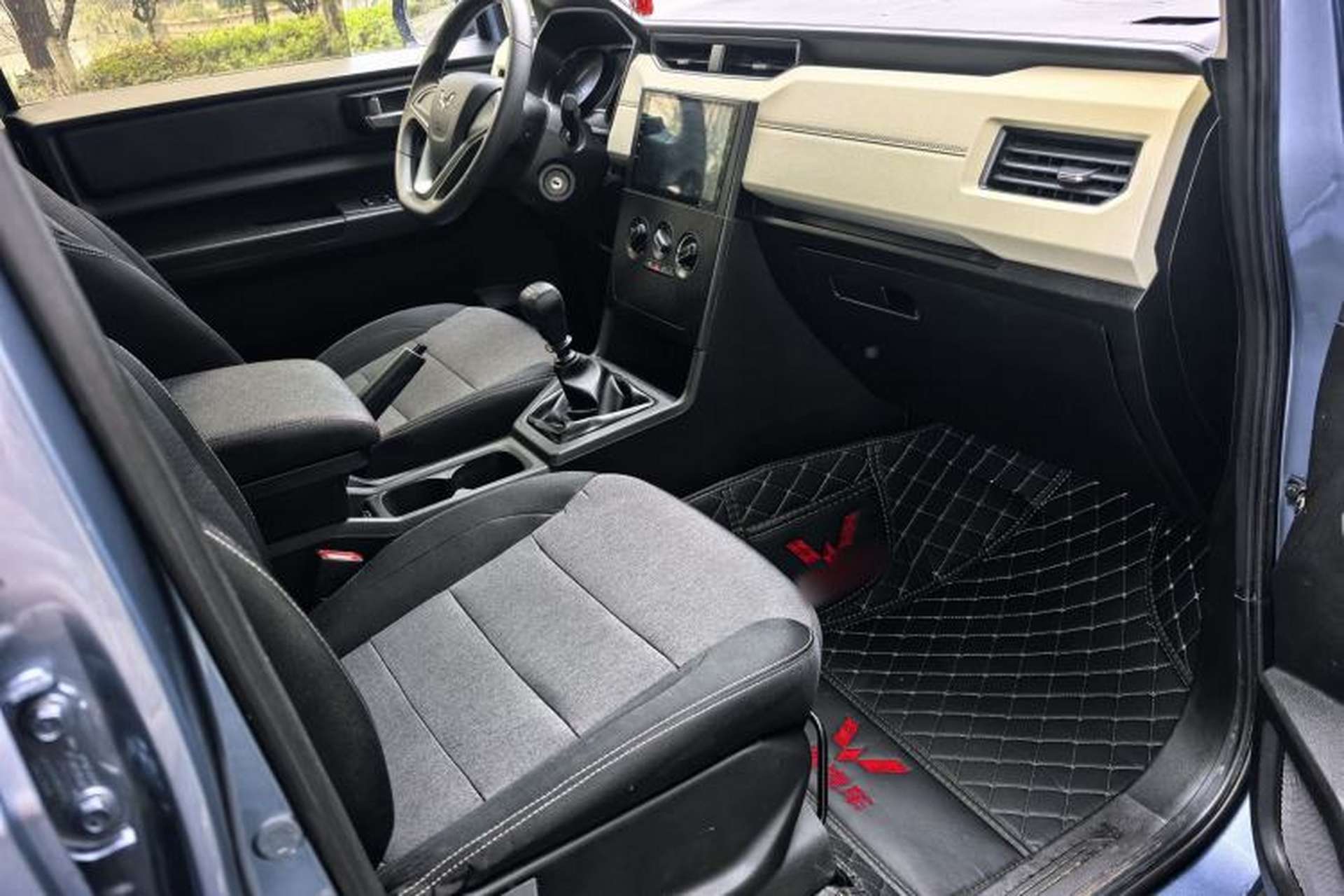 Used Wuling Hongguang PLUS 2019 1.5T Manual Comfort Version 7 Seats Interior 1