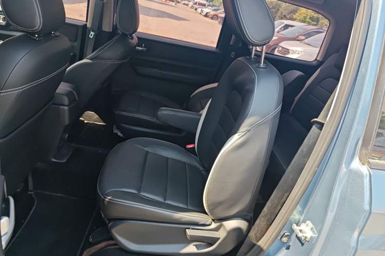 Used Wuling Hongguang PLUS 2019 1.5T Manual Luxury 7-Seater Interior 1