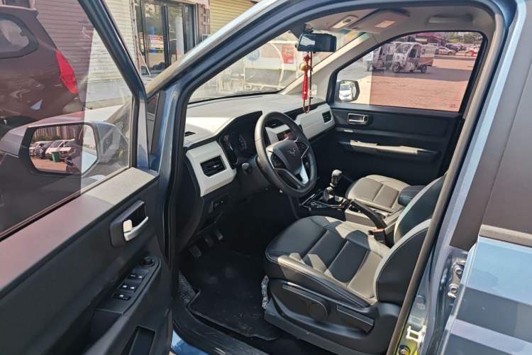Used Wuling Hongguang PLUS 2019 1.5T Manual Luxury 7-Seater Interior 2