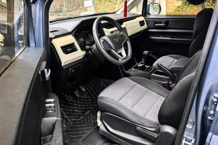 Used Wuling Hongguang PLUS 2019 1.5T Manual Comfort Version 7 Seats Interior 3
