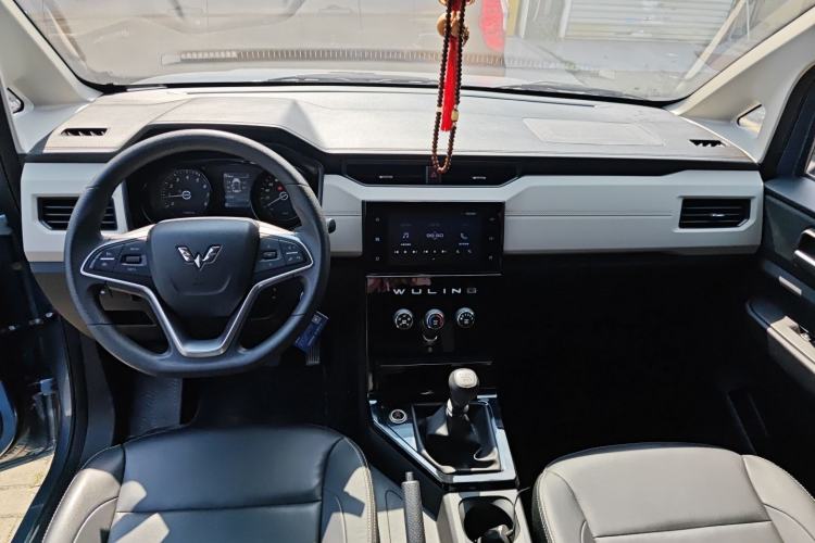 Used Wuling Hongguang PLUS 2019 1.5T Manual Luxury 7-Seater Interior 3