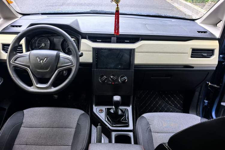 Used Wuling Hongguang PLUS 2019 1.5T Manual Comfort Version 7 Seats Interior 4