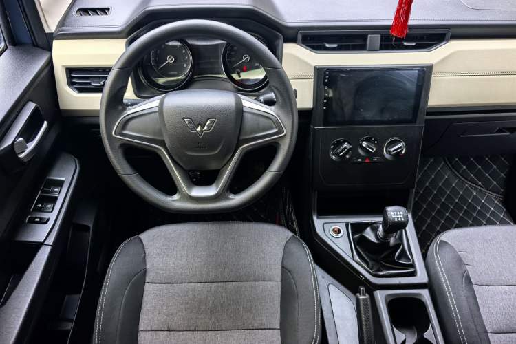 Used Wuling Hongguang PLUS 2019 1.5T Manual Comfort Version 7 Seats Interior 5