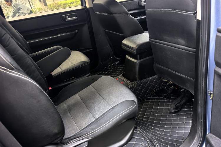 Used Wuling Hongguang PLUS 2019 1.5T Manual Comfort Version 7 Seats Interior 6