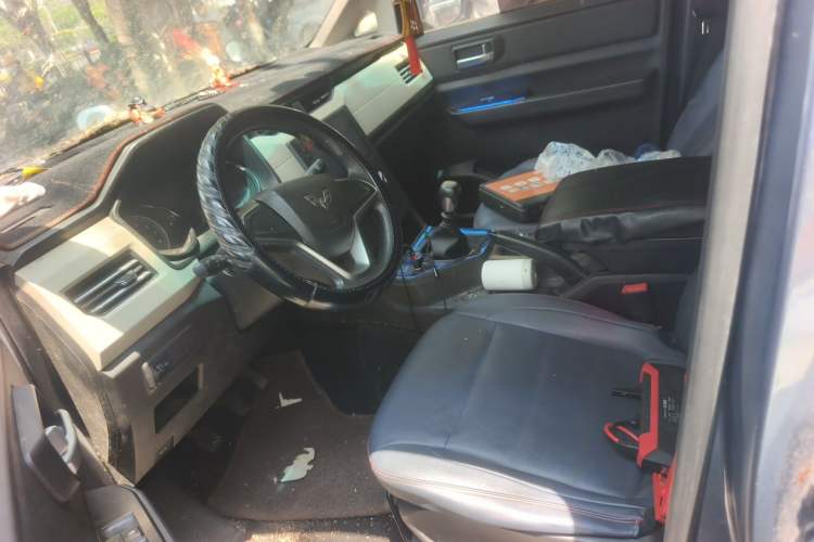 Used Wuling Hongguang PLUS 2019 1.5T Manual Comfort Version 7 Seats Left Front Seat