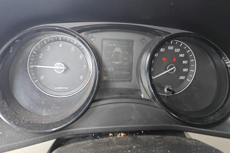 Used Wuling Hongguang PLUS 2019 1.5T Manual Luxury 7-Seater Odometer Close Up