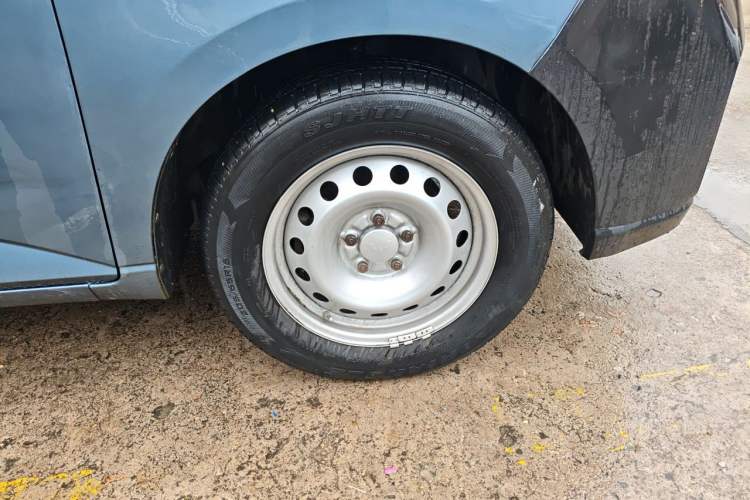 Used Wuling Hongguang PLUS 2019 1.5T Manual Standard Version 7 Seats Right Front Wheel Hub