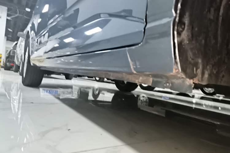 Used Wuling Hongguang PLUS 2019 1.5T Manual Luxury 7-Seater Right Side Sill