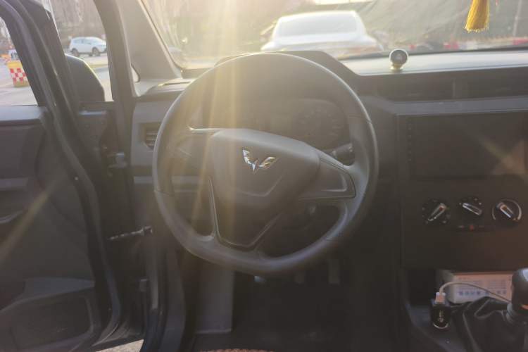 Used Wuling Hongguang PLUS 2019 1.5T Manual Standard Edition 5 Seats Steering Wheel