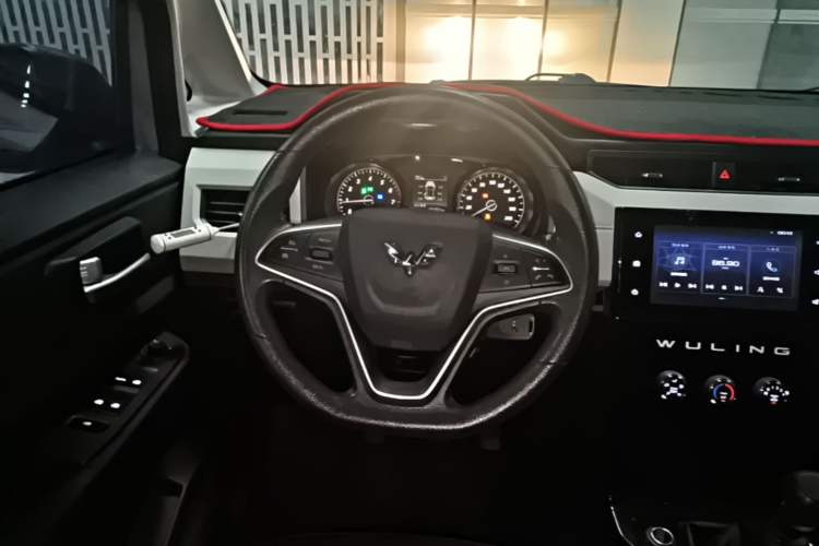 Used Wuling Hongguang PLUS 2019 1.5T Manual Luxury 7-Seater Steering Wheel