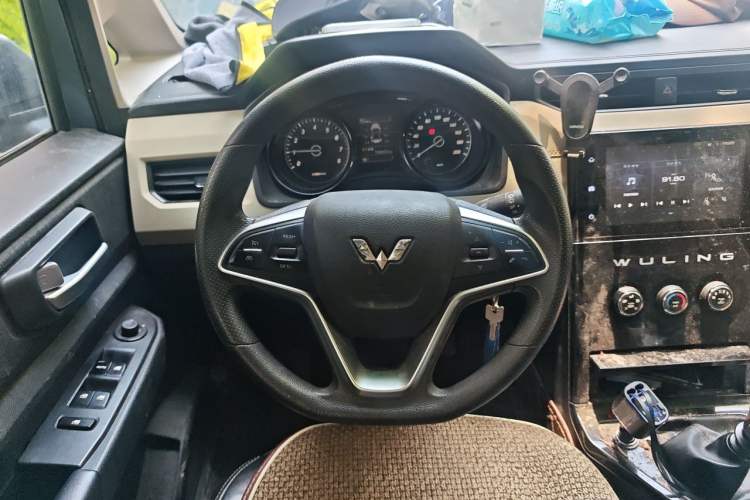 Used Wuling Hongguang PLUS 2019 1.5T Manual Luxury 7-Seater Steering Wheel
