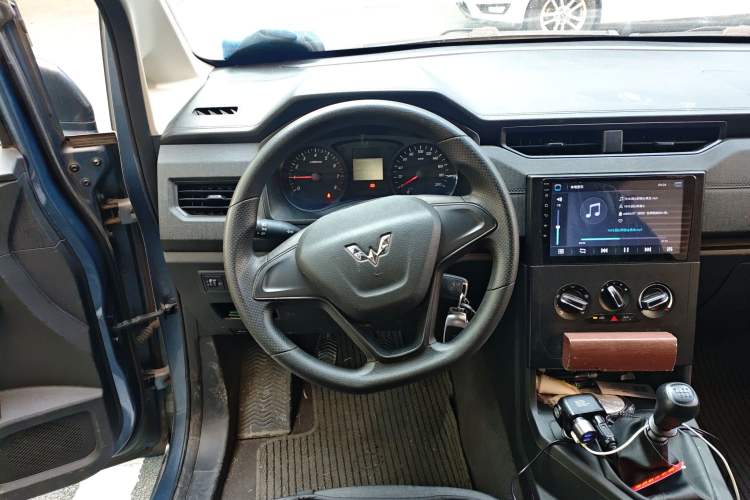 Used Wuling Hongguang PLUS 2019 1.5T Manual Standard Edition 5 Seats Steering Wheel