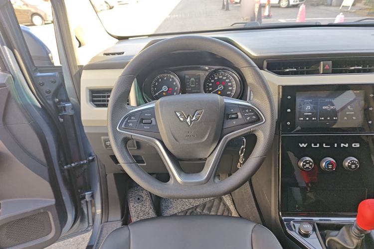 Used Wuling Hongguang PLUS 2019 1.5T Manual Luxury 7-Seater Steering Wheel